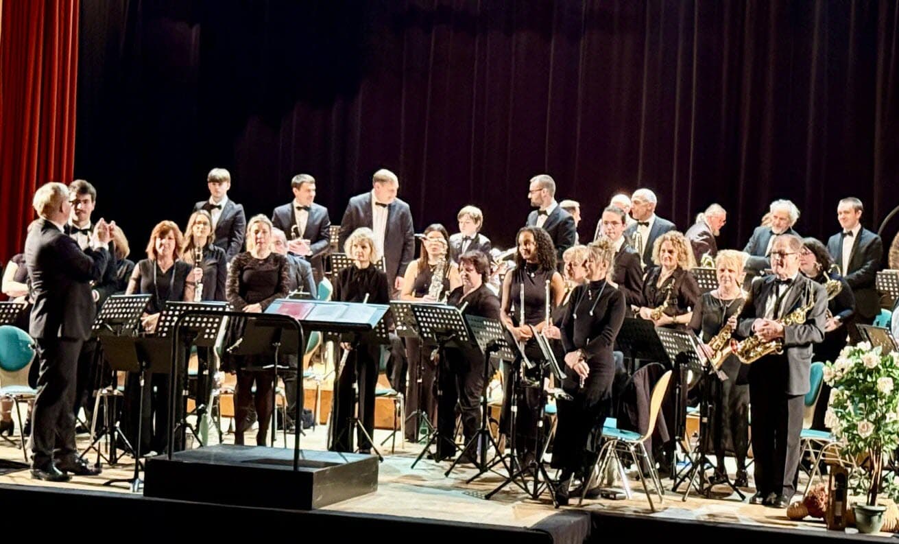 Das Orchester verbeugt sich nach einem Konzert